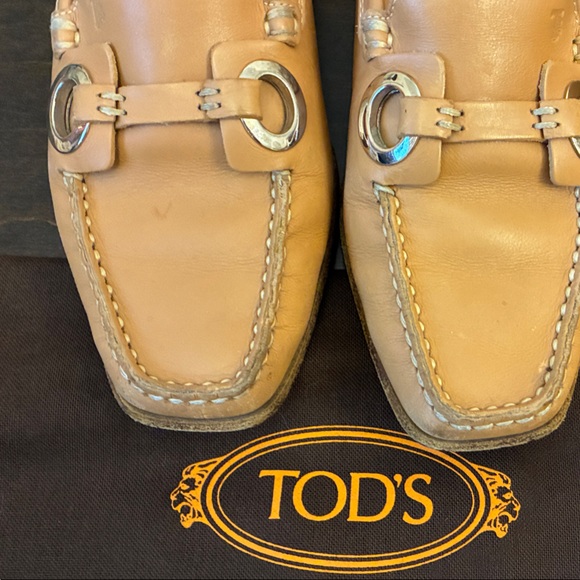 Tod’s Women’s Tan Leather Driving Loafers Moccasins w/ silver grommets. Size 37. - Picture 3 of 16